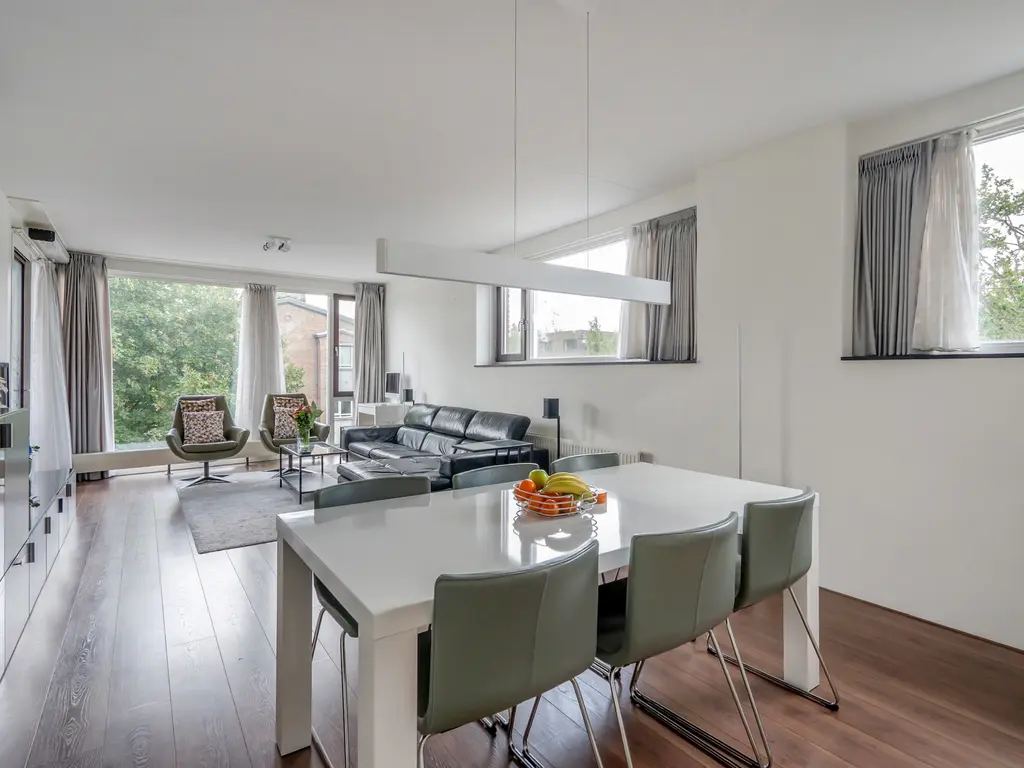Dedemsvaartweg 614, 'S-GRAVENHAGE