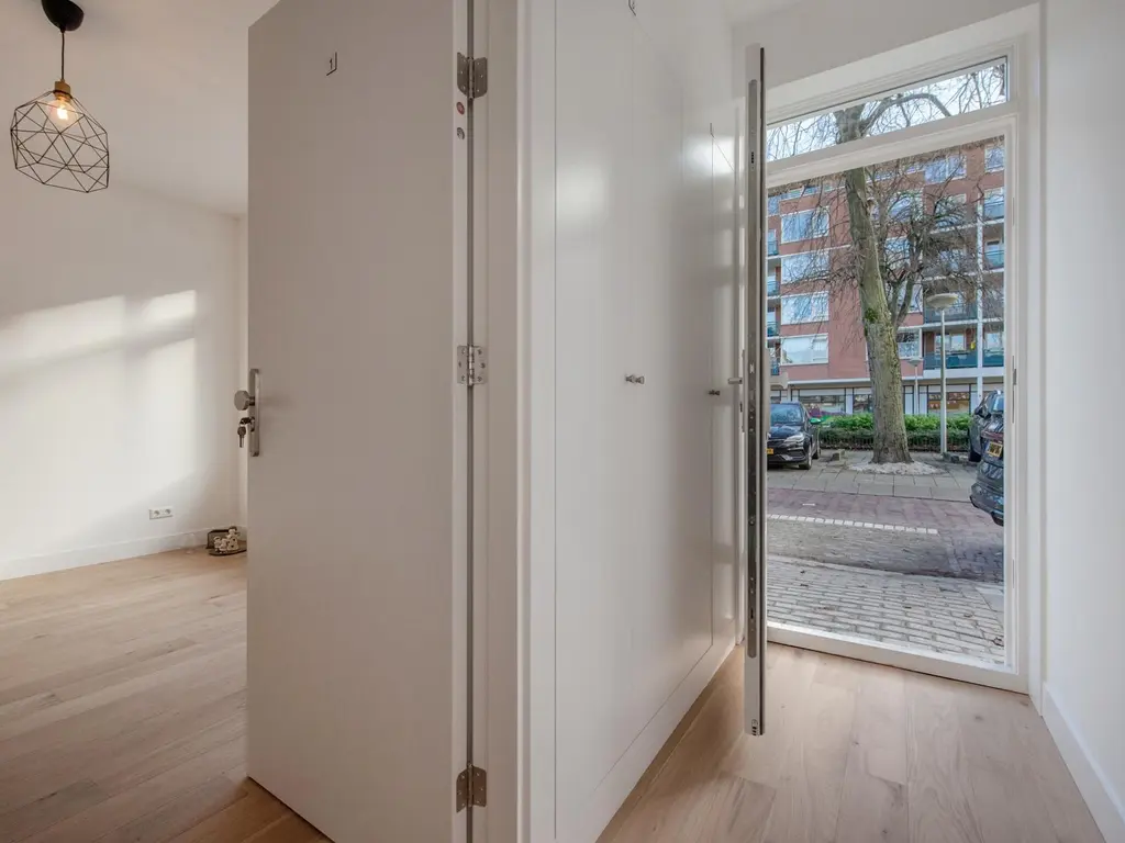Linnaeusstraat 1, 'S-GRAVENHAGE