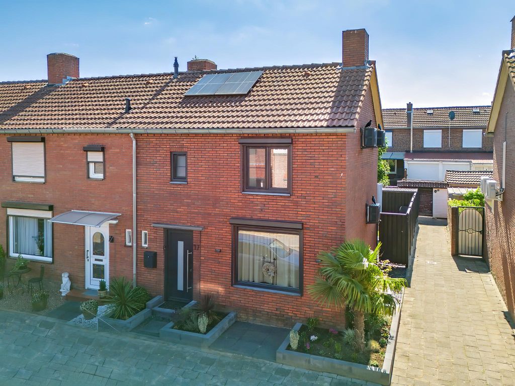 Merelstraat 17, TEGELEN