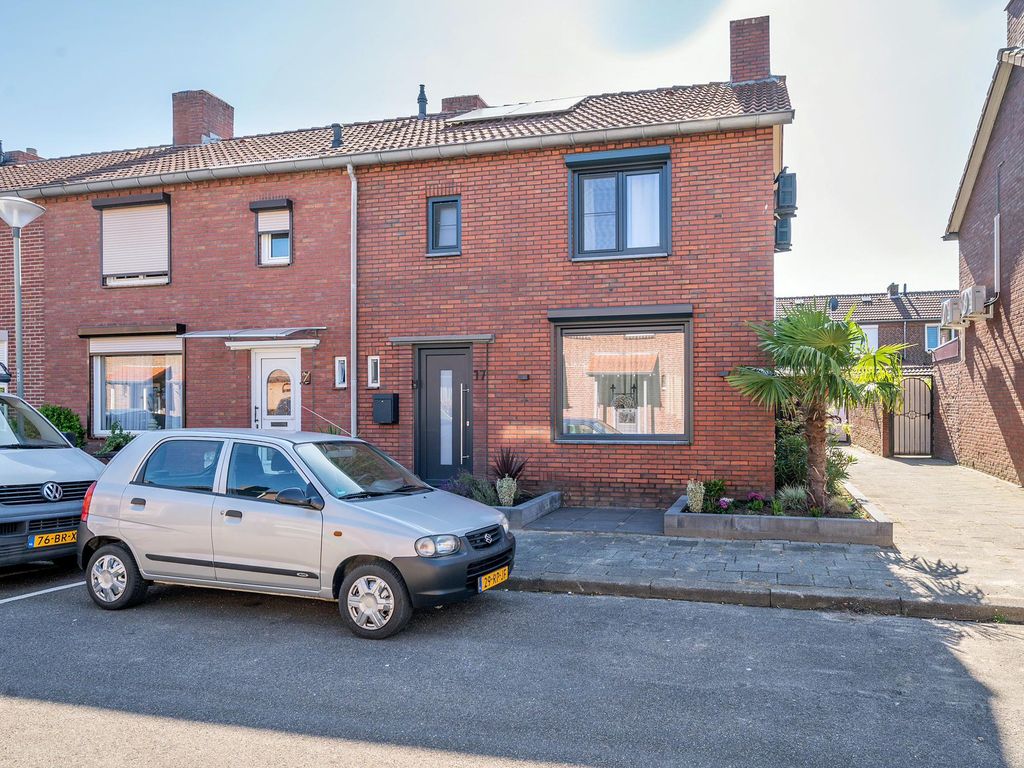 Merelstraat 17, TEGELEN