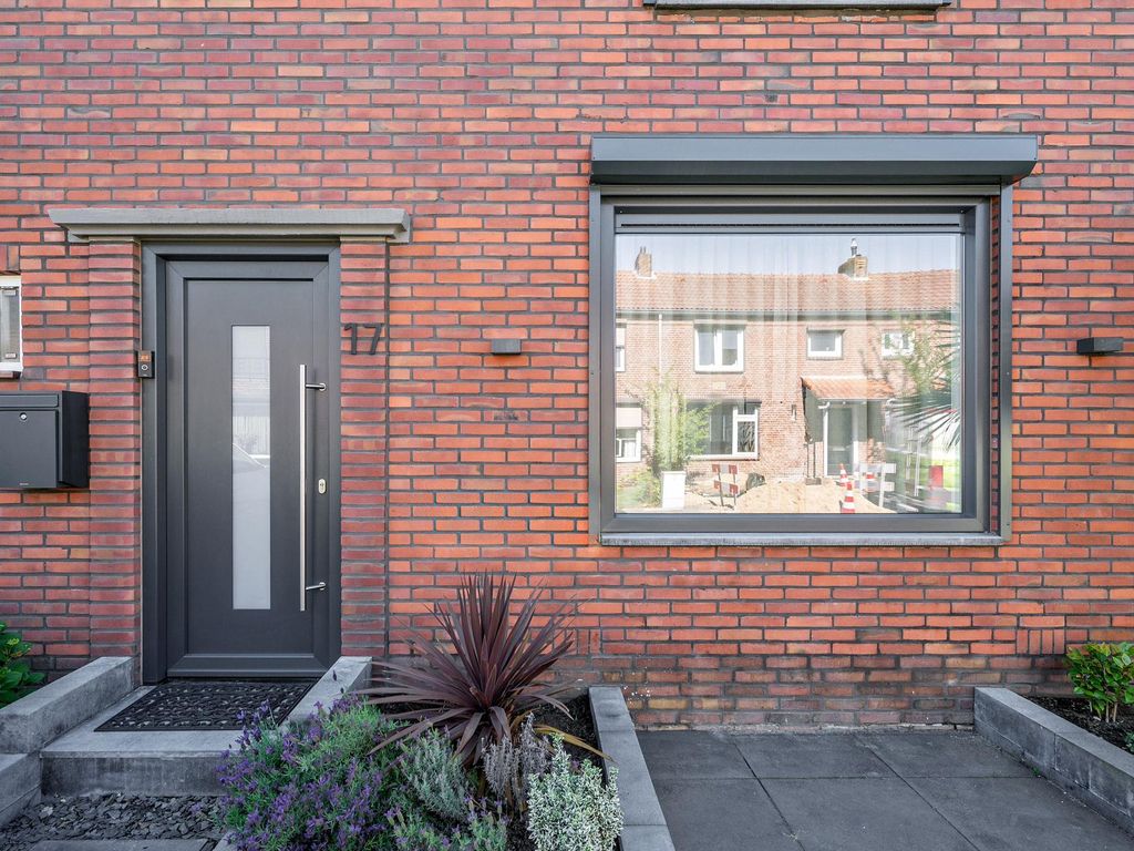 Merelstraat 17, TEGELEN