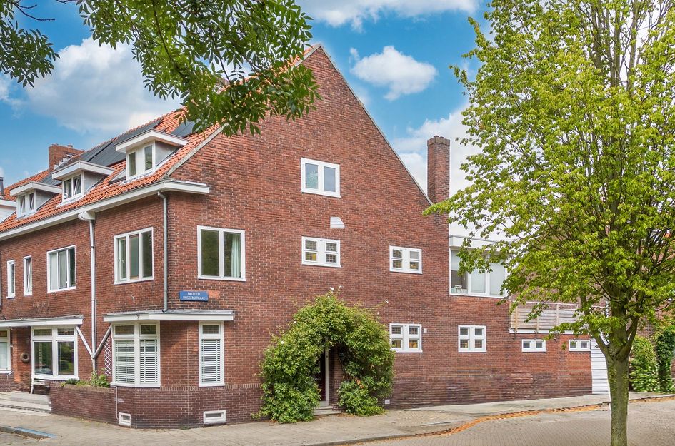 Pastoor Deckersstraat 1