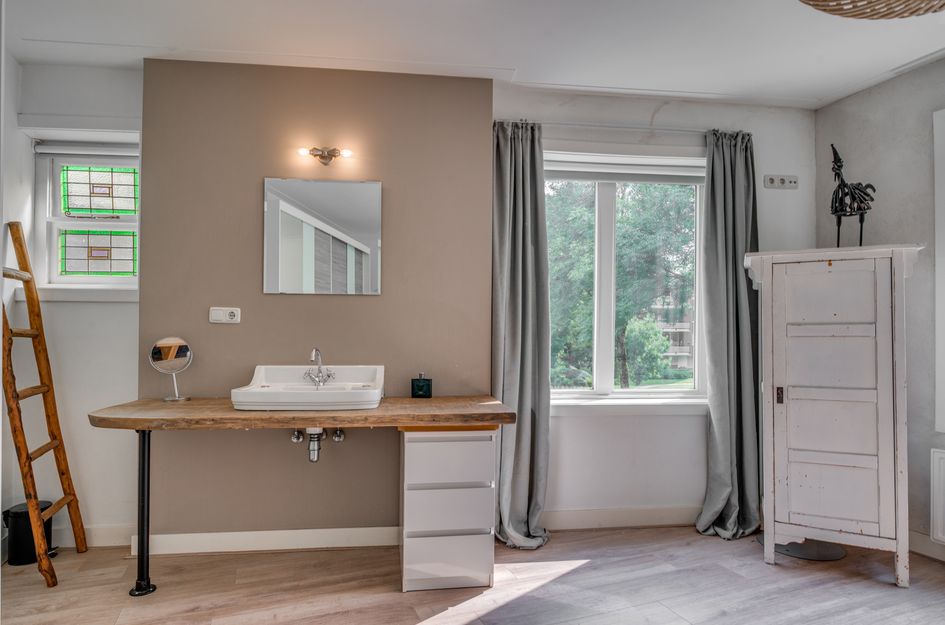 Pastoor Deckersstraat 1