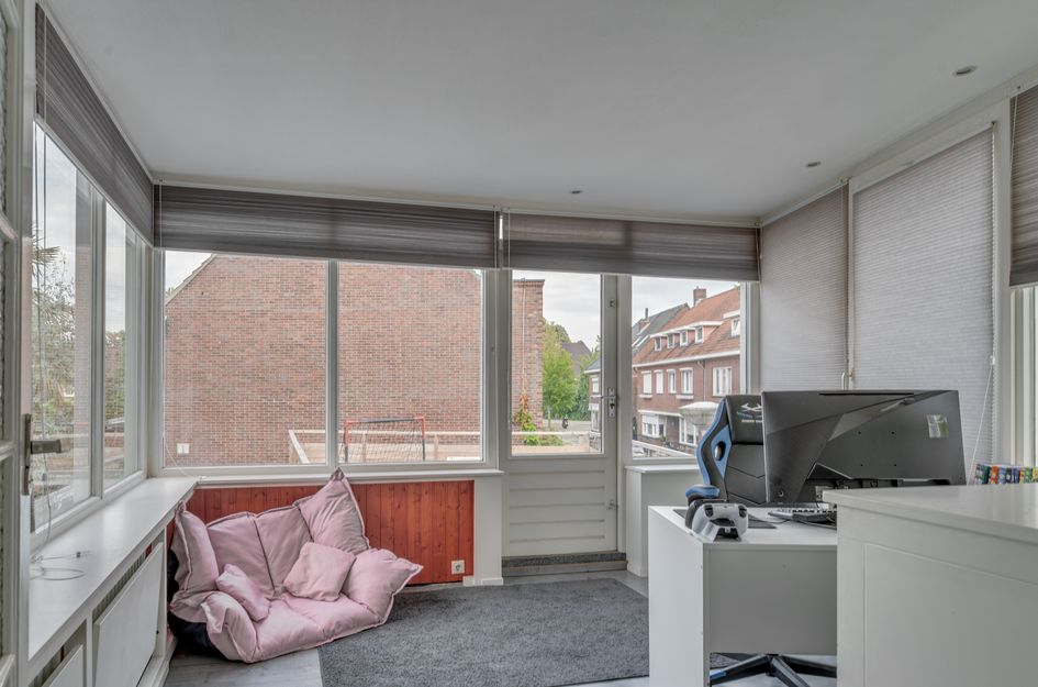 Pastoor Deckersstraat 1