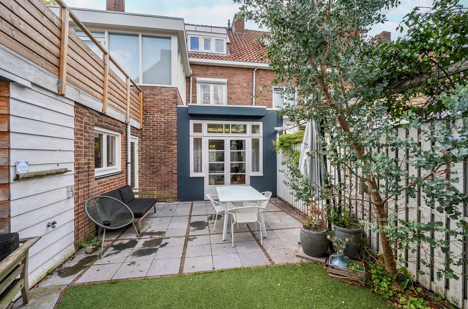 Pastoor Deckersstraat 1