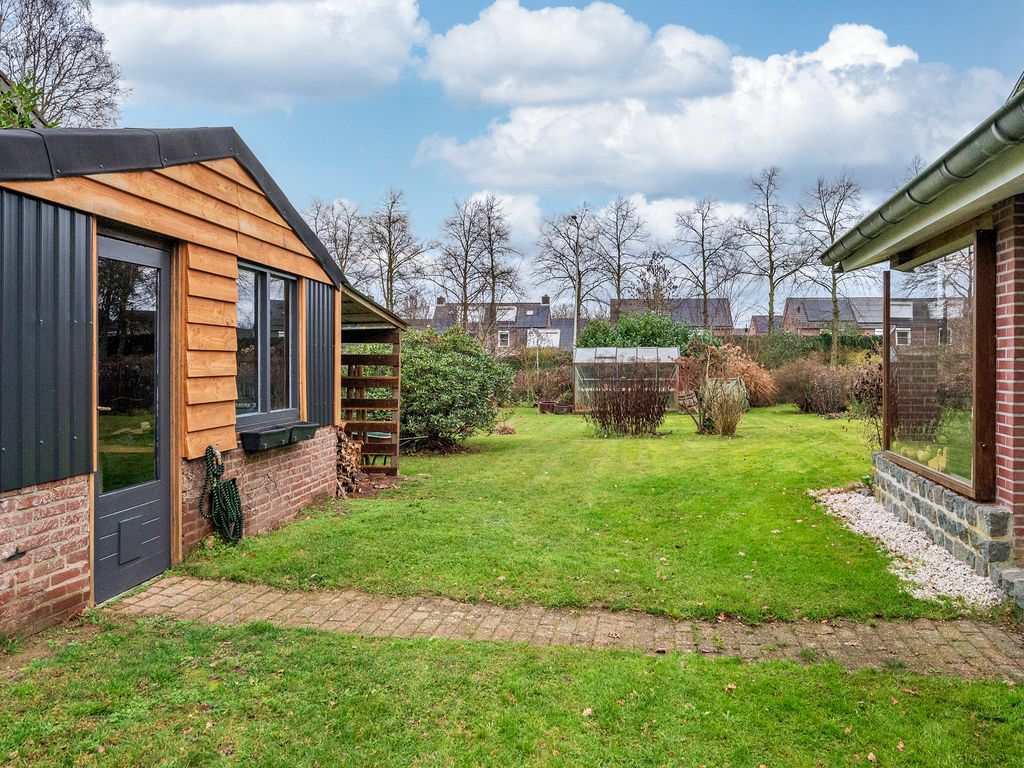 Rijksweg 136, VELDEN