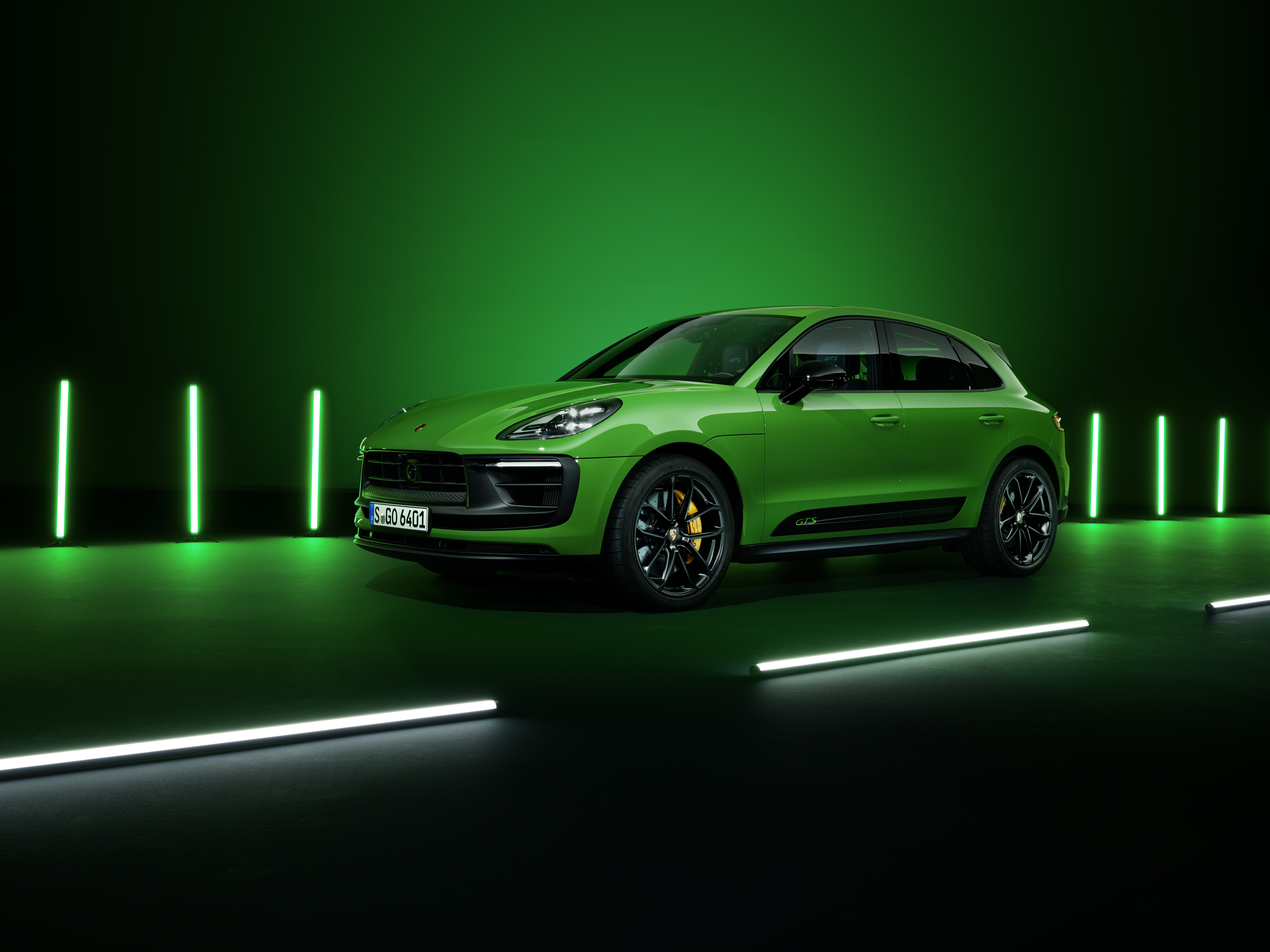 2021-macan-gts-green-press-neon-0001.jpg