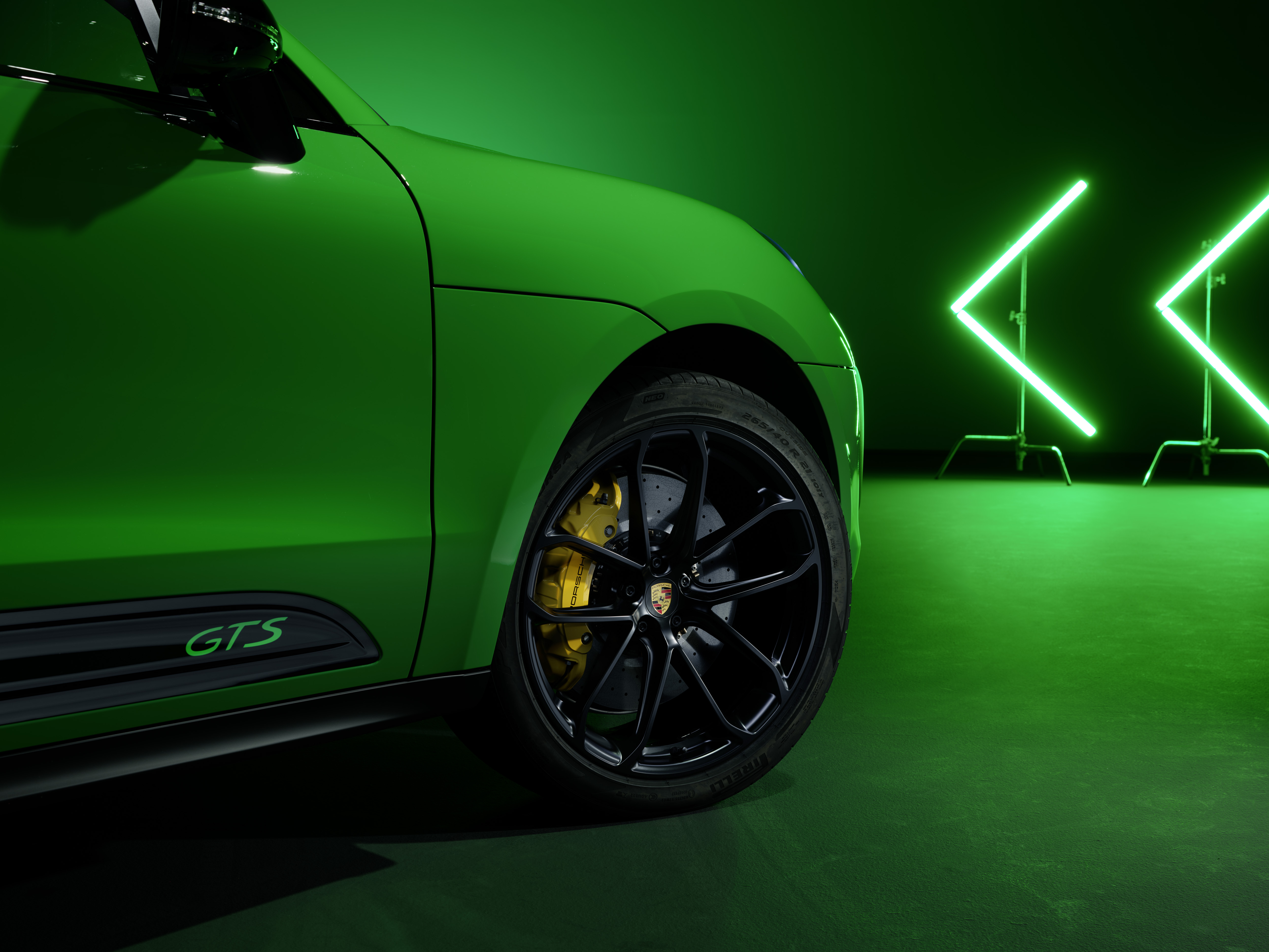 2021-macan-gts-green-press-neon-0006.jpg