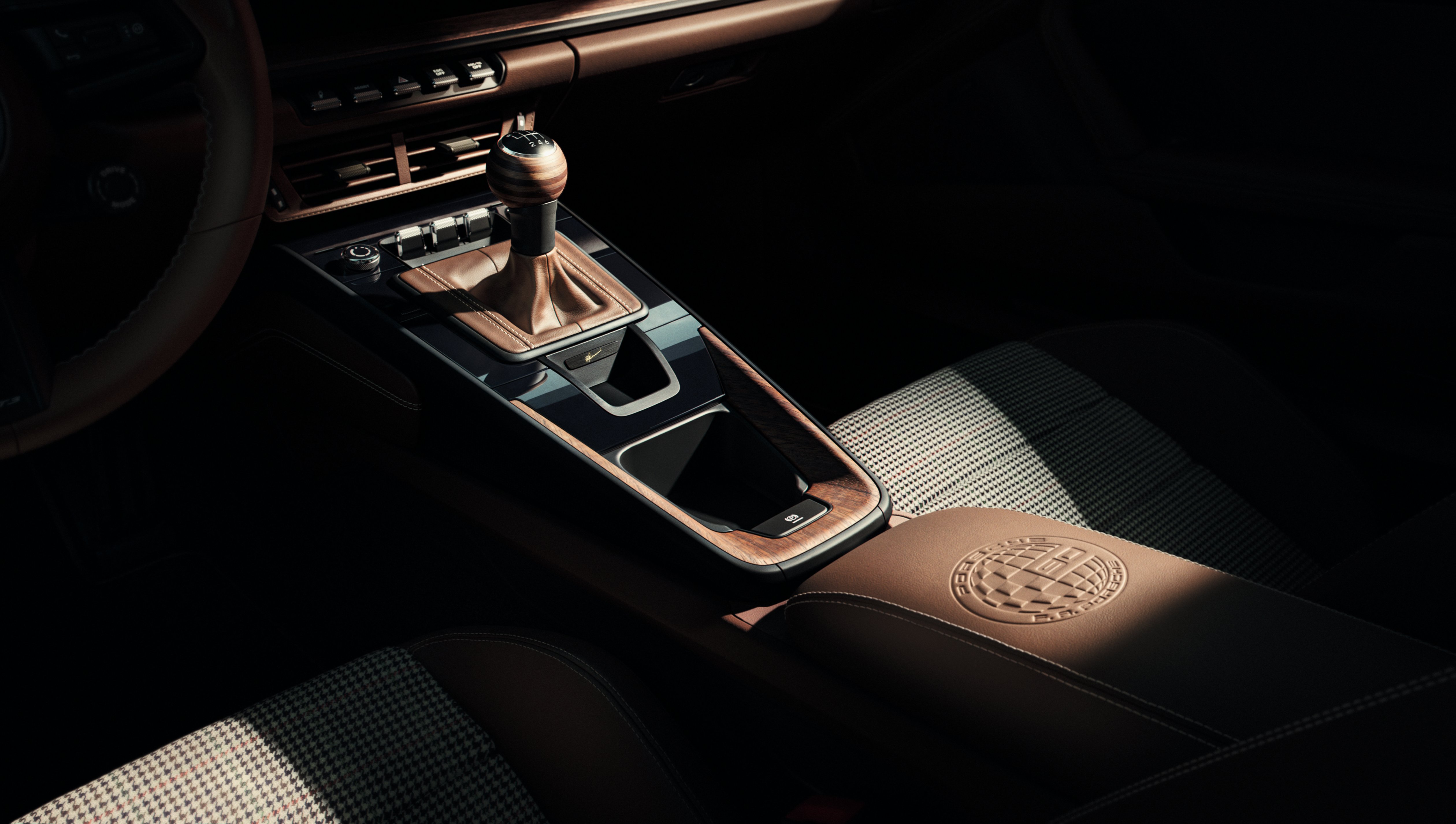 m12-interieur-detail-mittelarmlehne-und-schaltknauf-eciv2-cmyk-39l-highres-a3-rgb.jpg