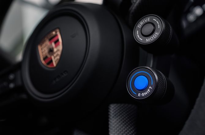 De nieuwe Porsche Taycan met af-fabriek Manthey Kit: elektrisch rijden met een schakelgevoel en 700 kilometer actieradius.