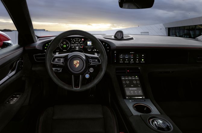 De nieuwe Porsche Taycan met af-fabriek Manthey Kit: elektrisch rijden met een schakelgevoel en 700 kilometer actieradius.