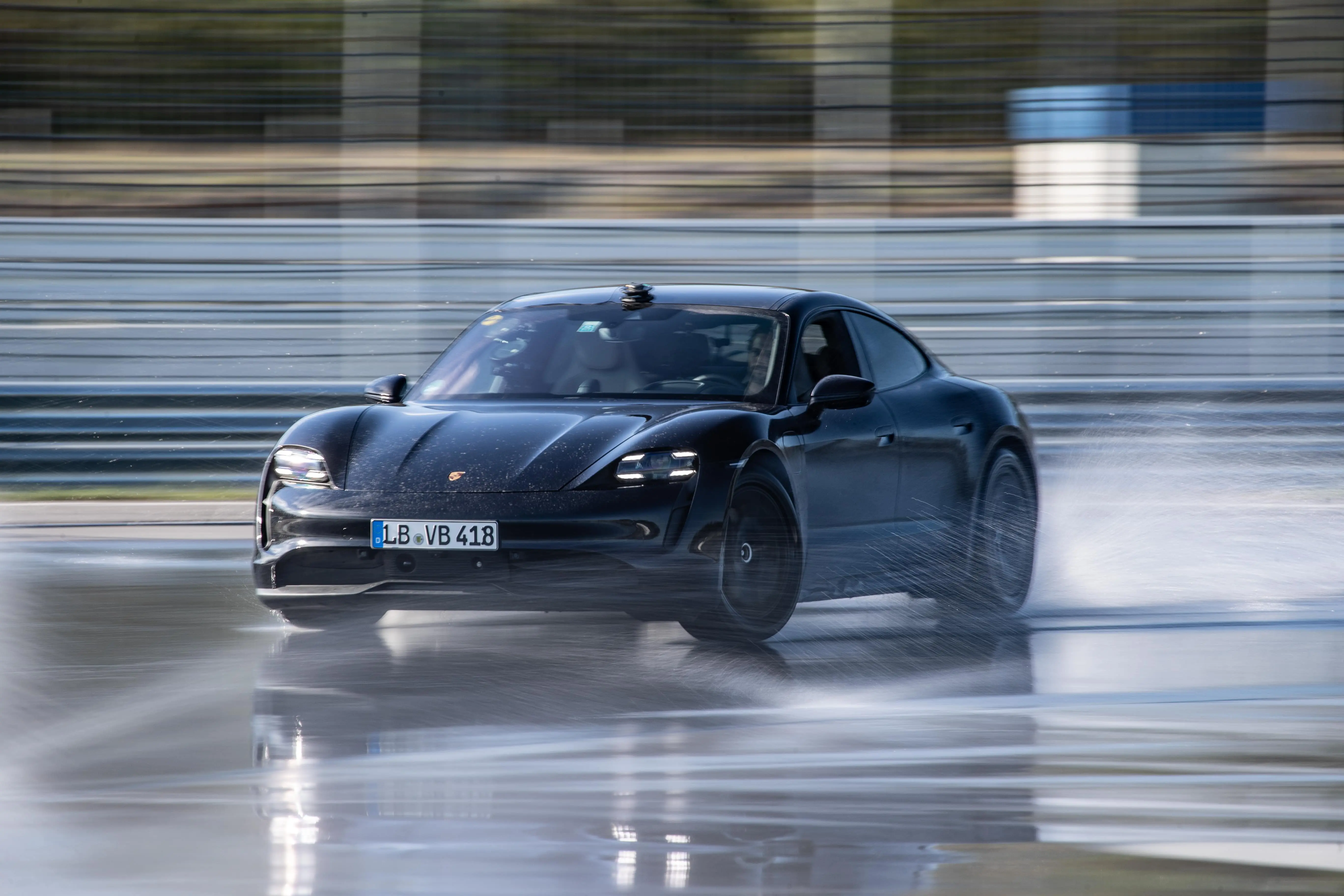 drift-record-porsche-taycan-porsche-centrum-eindhoven-porsche-centrum-maastricht-1-min.jpg