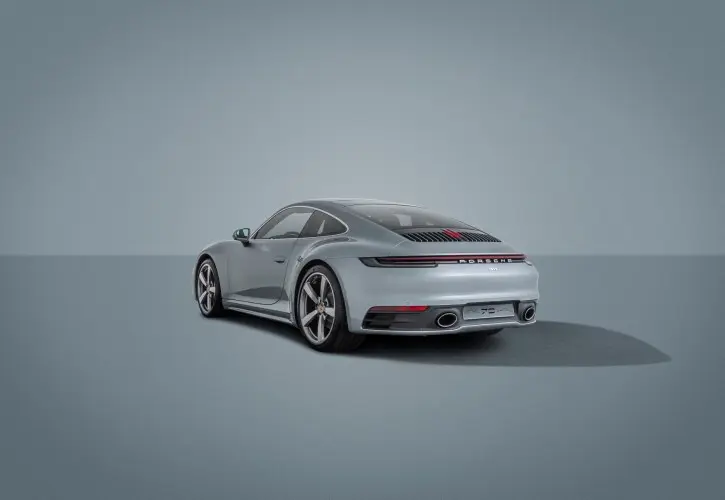 800-70-jaar-ppi-porsche-911-992-jubileum-edition-2019-3-kwart-achterzijde-491801.jpg