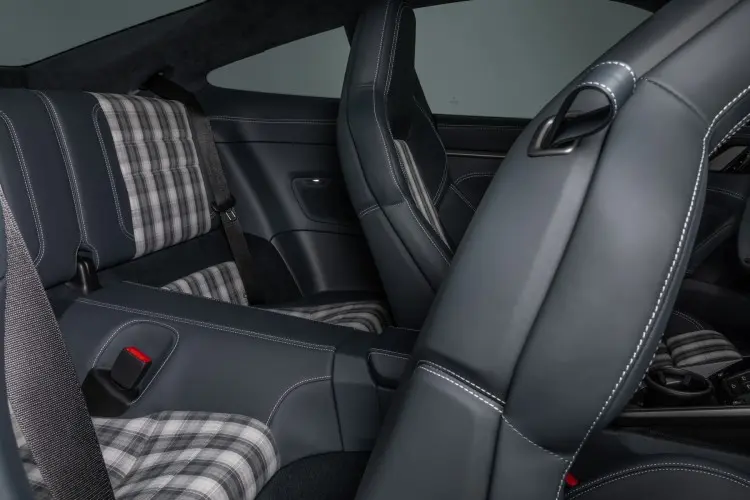 800-70-jaar-ppi-porsche-911-992-jubileum-edition-2019-interieur-2-670188.jpg