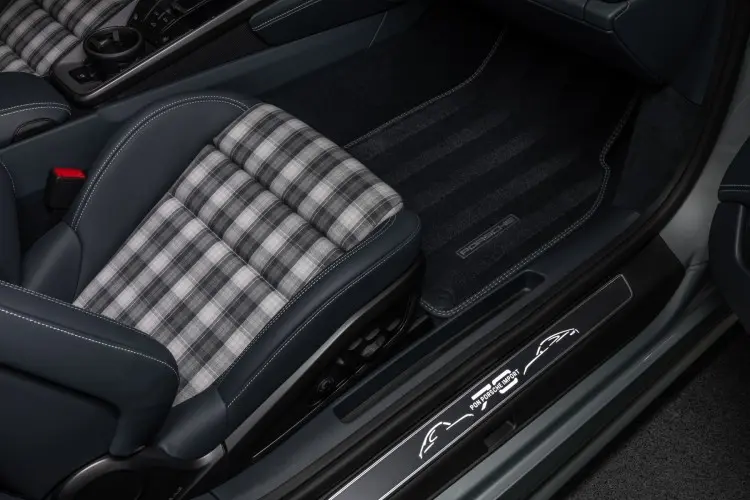 800-70-jaar-ppi-porsche-911-992-jubileum-edition-2019-interieur-4-572483.jpg