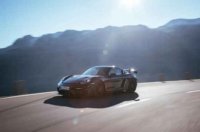 Nieuwe 718 Cayman GT4 RS: één van de scherpst sturende Porsches ooit