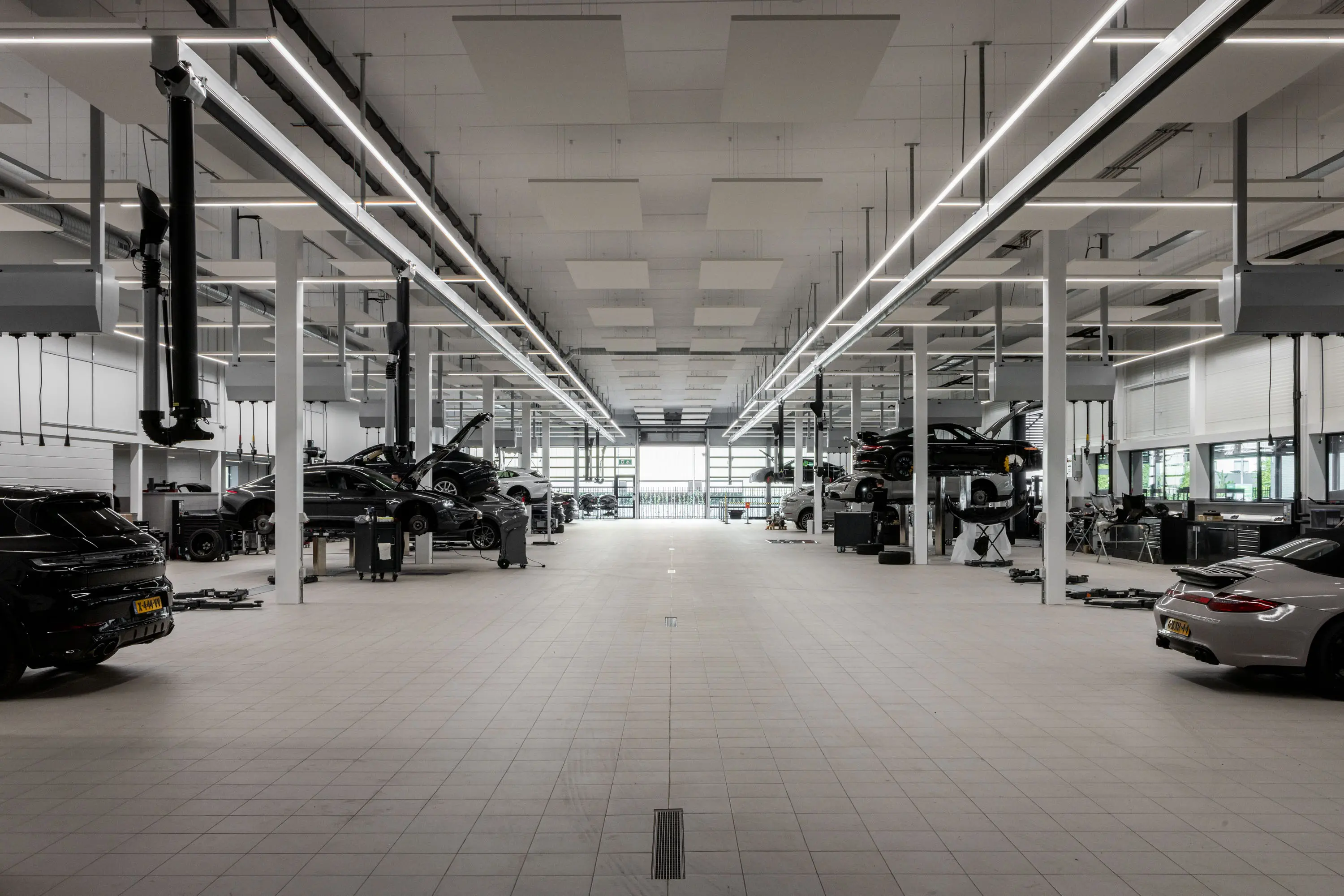 porsche-centrum-brabant-2560-lr.jpg