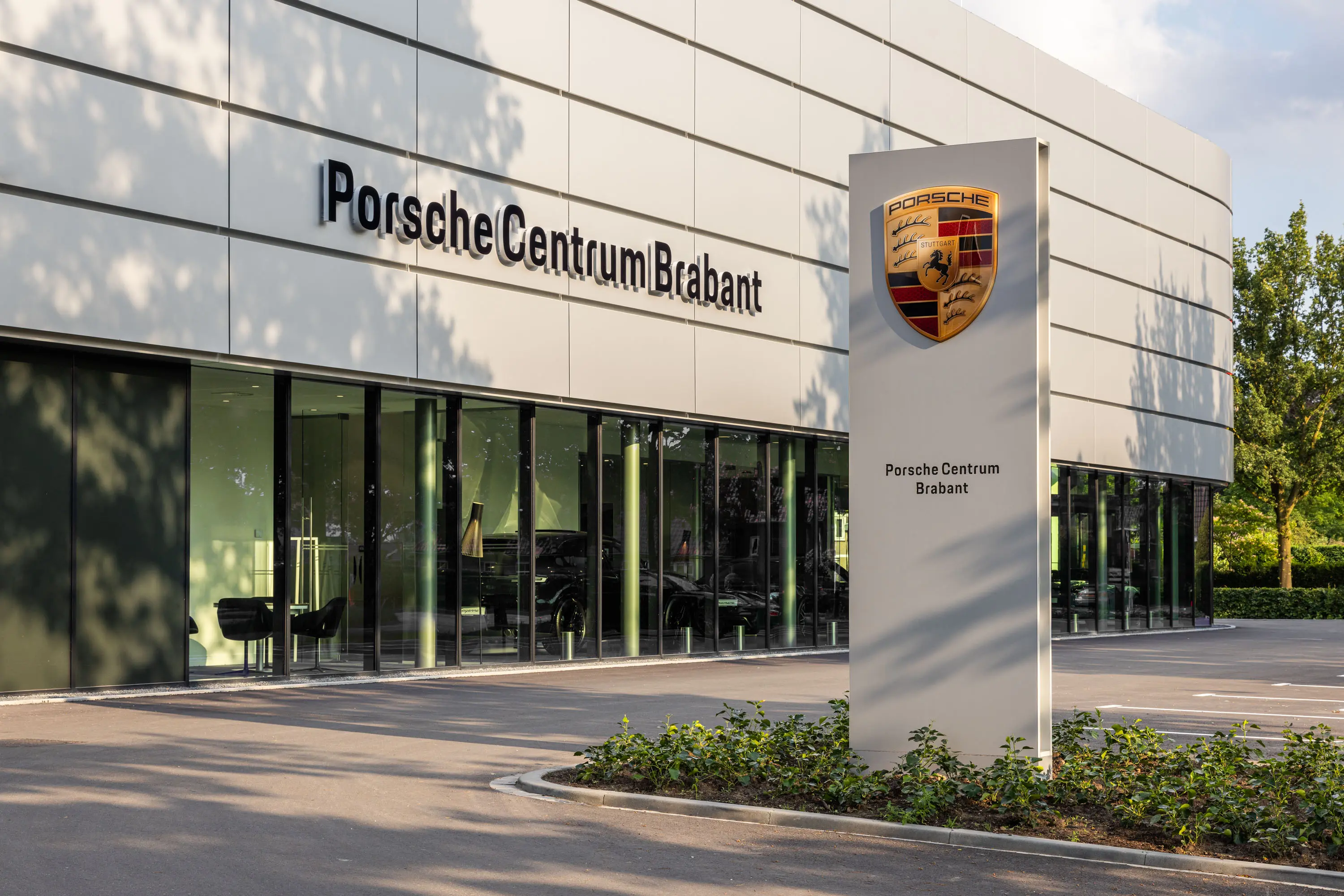porsche-centrum-brabant-2612-lr.jpg