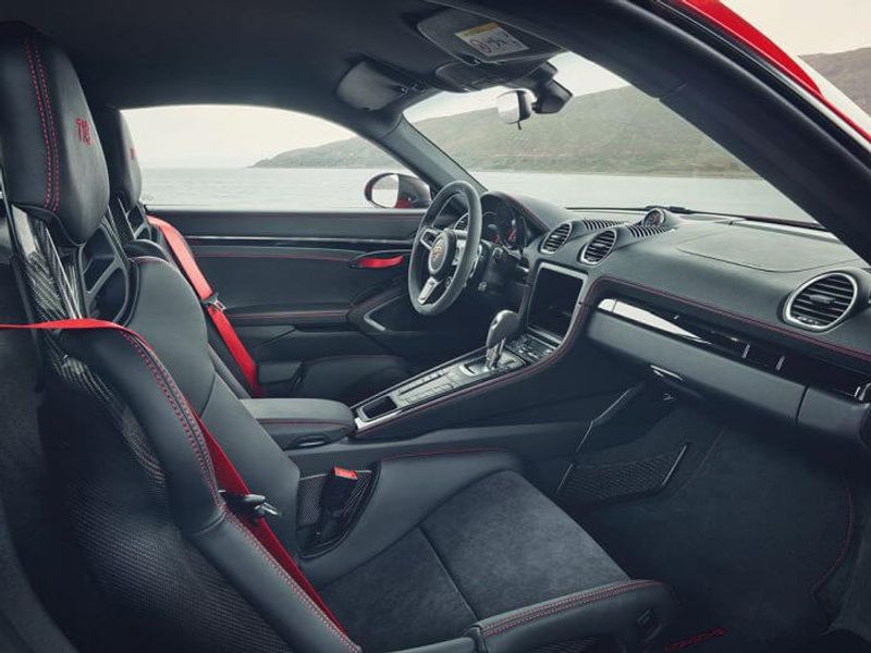 718-t-cayman-interieur-700x525.jpg
