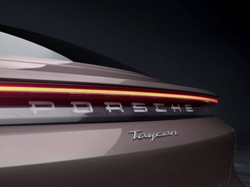 Taycan_5-700x525.jpg