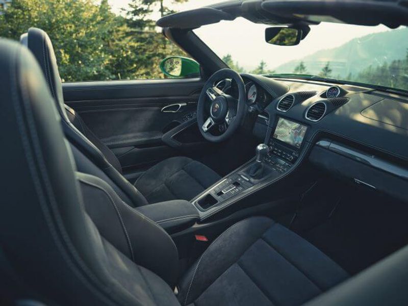 718-GTS-4-liter-interieur-700x525.jpg