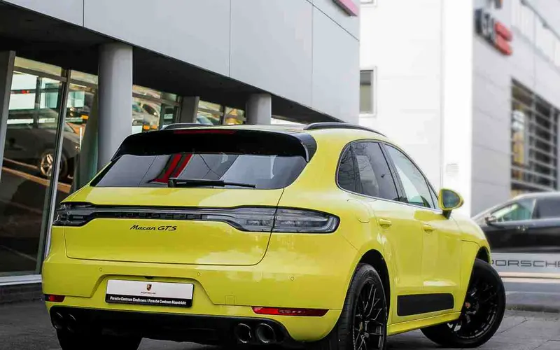 macan-gts-geel-1-1.jpg