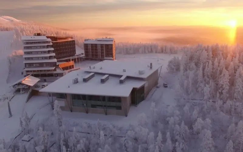 panorama-hotel-outside-building-snow-levi-finland-crop.jpg