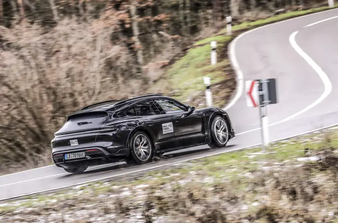 Testprogramma nieuwe Porsche Taycan Cross Turismo doet ook Nederland aan