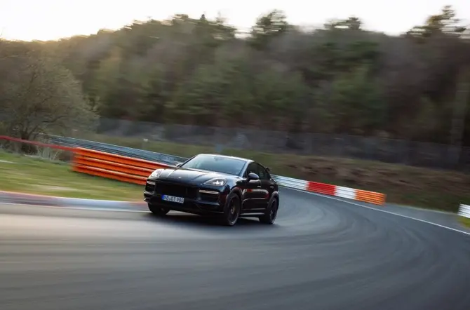 Nieuwe performance-versie van de Cayenne breekt record op Nürburgring-Nordschleife