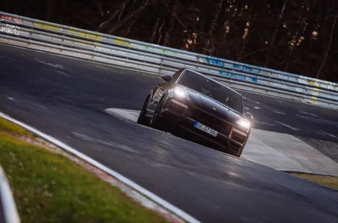 Nieuwe performance-versie van de Cayenne breekt record op Nürburgring-Nordschleife