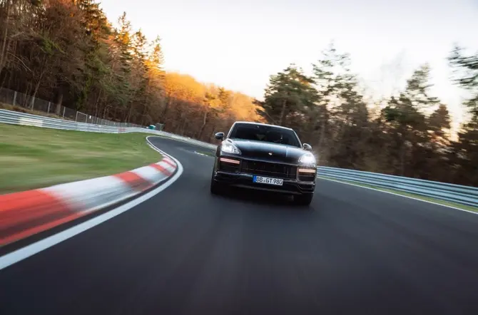 Nieuwe performance-versie van de Cayenne breekt record op Nürburgring-Nordschleife