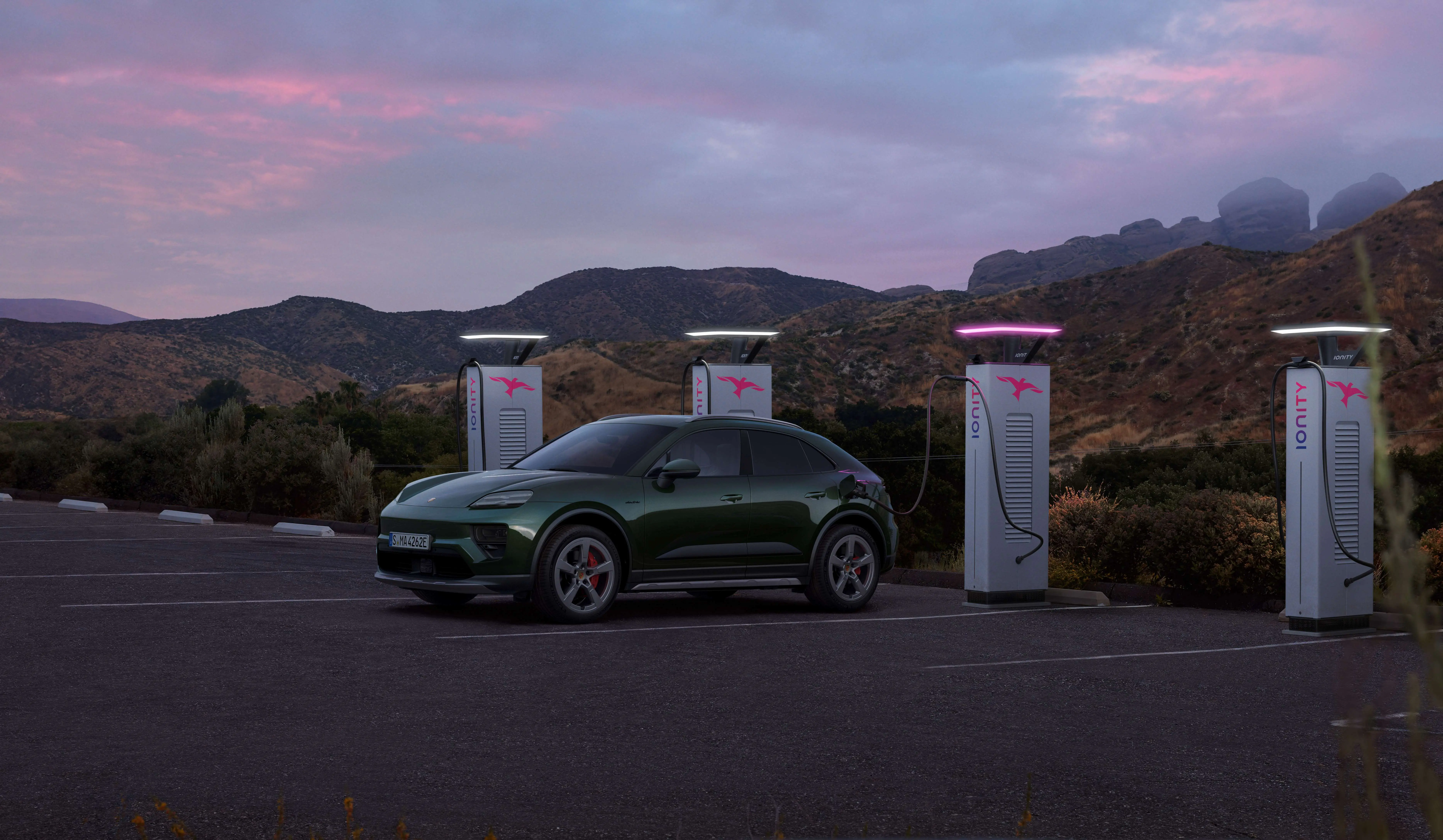 04-macan-4s-charging-station.jpg