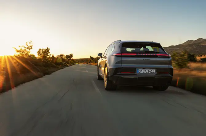 Porsche introduceert nieuwe, volledig elektrische Cayenne en Cayenne Turbo