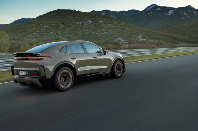 Cayenne Coupe Electric