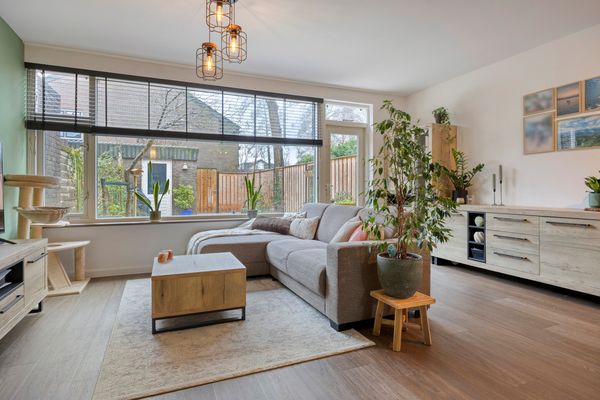 Scharlakenbes 9, Leiden