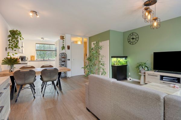 Scharlakenbes 9, Leiden