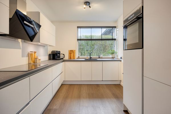 Scharlakenbes 9, Leiden