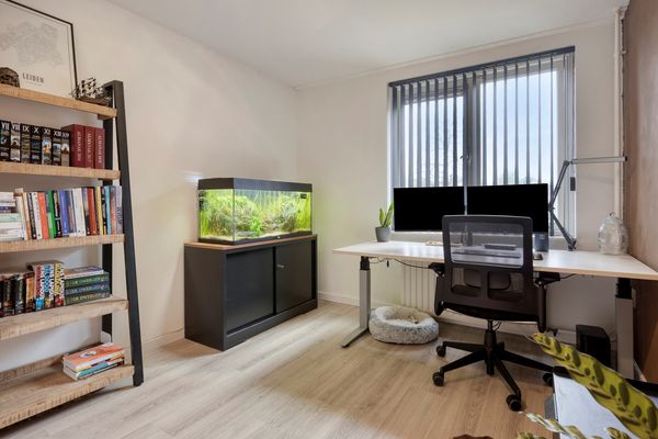 Scharlakenbes 9, Leiden