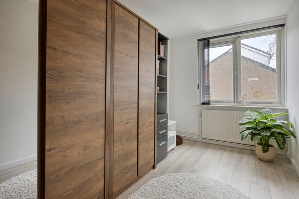 Scharlakenbes 9, Leiden