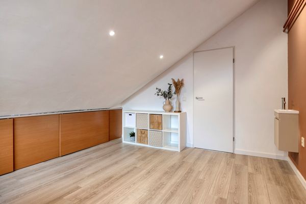 Scharlakenbes 9, Leiden