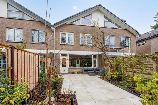 Scharlakenbes 9, Leiden