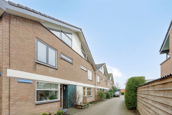 Scharlakenbes 9, Leiden