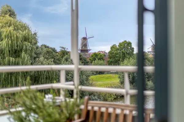 Joop Den Uyllaan 111, Schiedam
