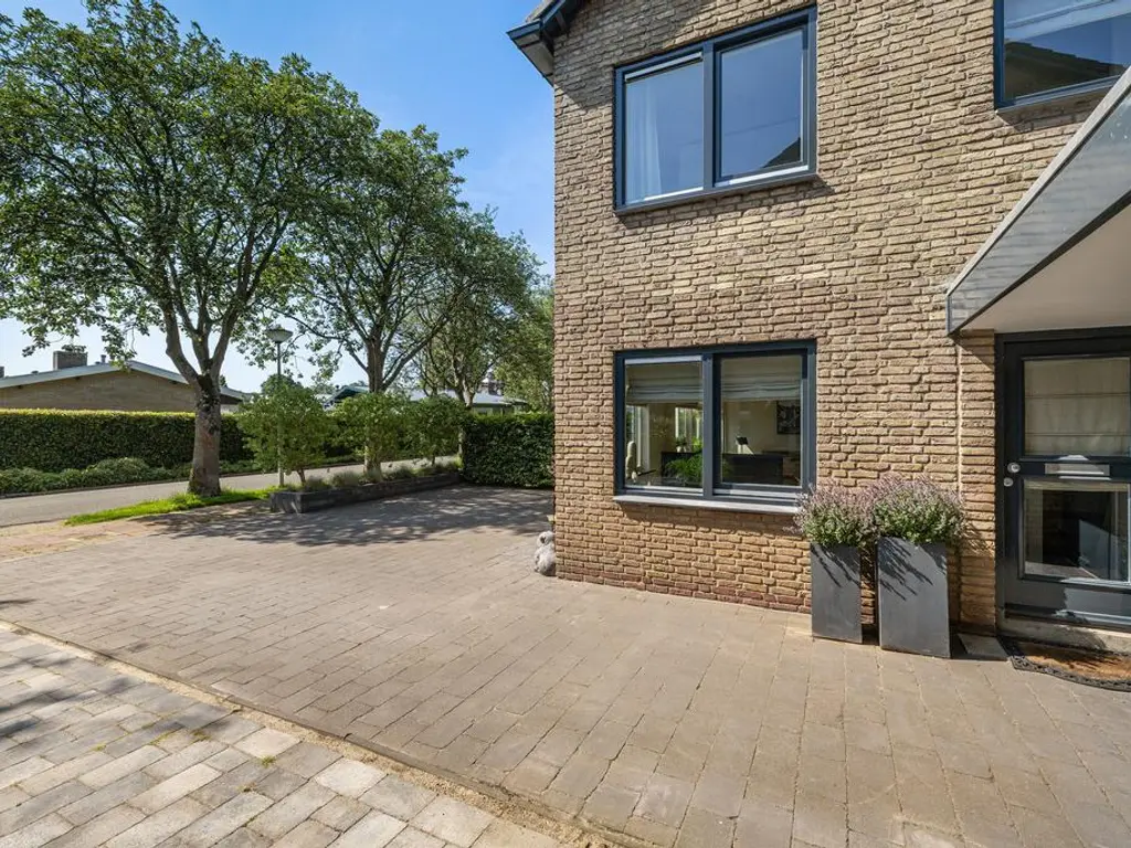 Lijsterbeslaan 10, OOSTVOORNE
