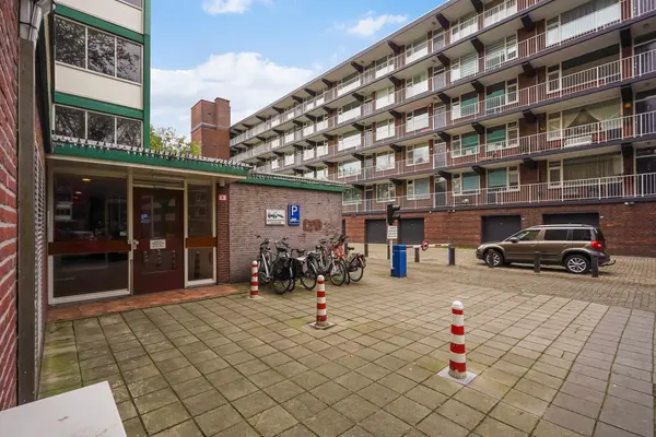 Volendamlaan 821, Den Haag