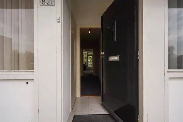 Volendamlaan 821, Den Haag