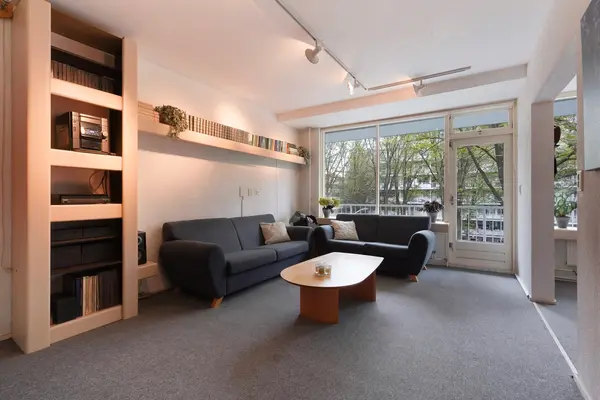 Volendamlaan 821, Den Haag
