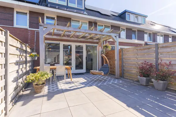 Albert van Damstraat 16, ZWAAG