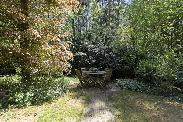 De Stille Wille 4, OOST WEST EN MIDDELBEERS