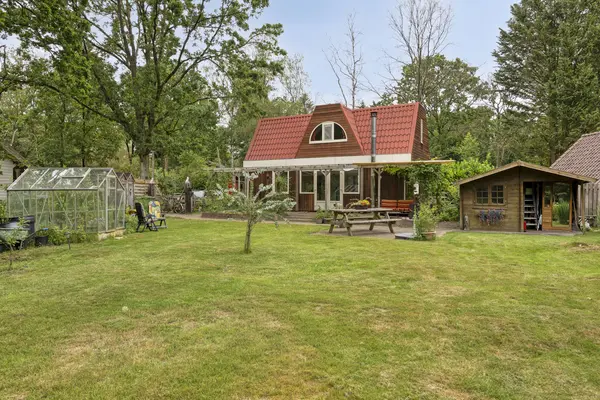 De Stille Wille 209, OOST WEST EN MIDDELBEERS